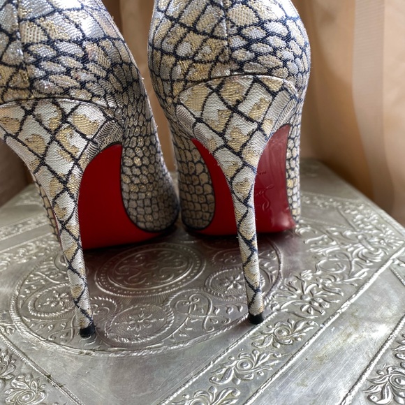 Christian Louboutin Silver and gold foiled pumps. - Picture 5 of 11
